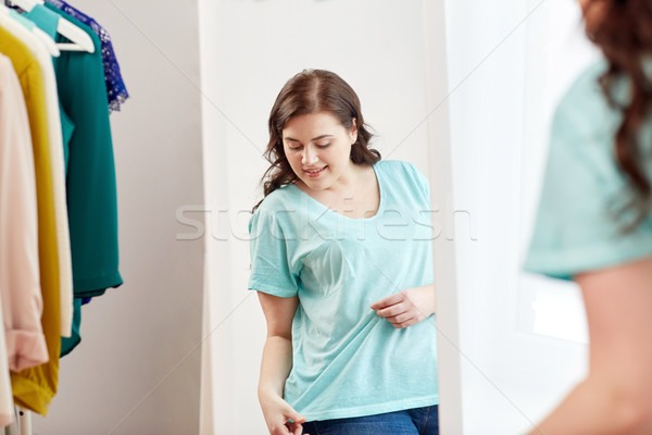 Fericit plus size femeie prezinta acasă oglindă Imagine de stoc © dolgachov