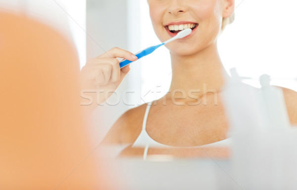 Frau Zahnbürste Reinigung Zähne Bad Gesundheitspflege Stock foto © dolgachov