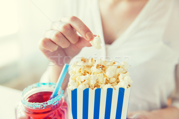 Stock foto: Frau · Essen · Popcorn · trinken · Glas · Maurer