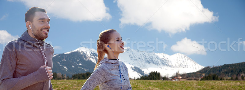 Boldog pár fülhallgató fut város fitnessz Stock fotó © dolgachov