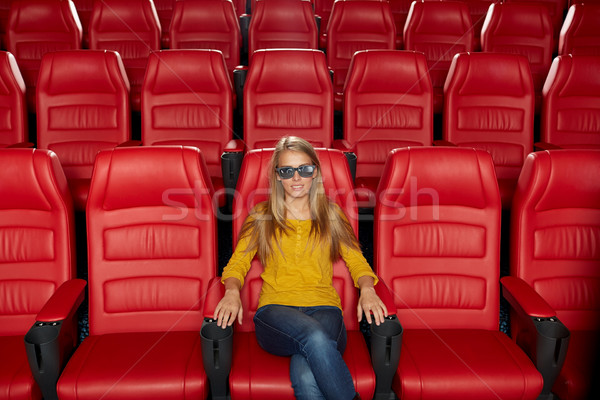 Vizionarea film 3D teatru cinema Imagine de stoc © dolgachov