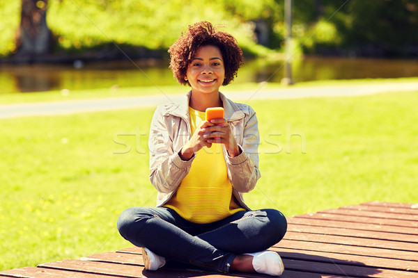 Mutlu Afrika genç kadın mesajlaşma teknoloji Stok fotoğraf © dolgachov