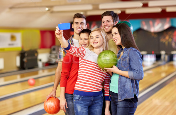 Zdjęcia stock: Szczęśliwy · znajomych · smartphone · bowling · klub · ludzi