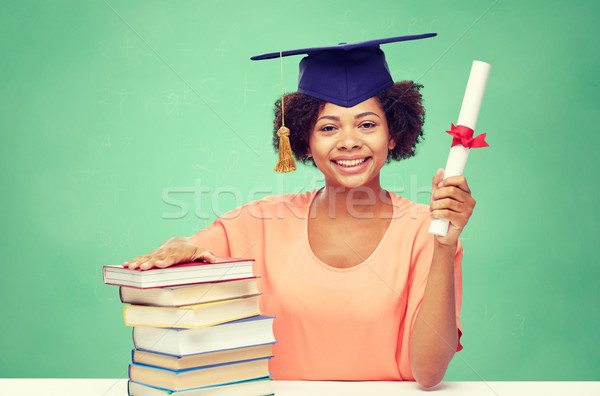 Fericit african burlac fată cărţi diplomă Imagine de stoc © dolgachov