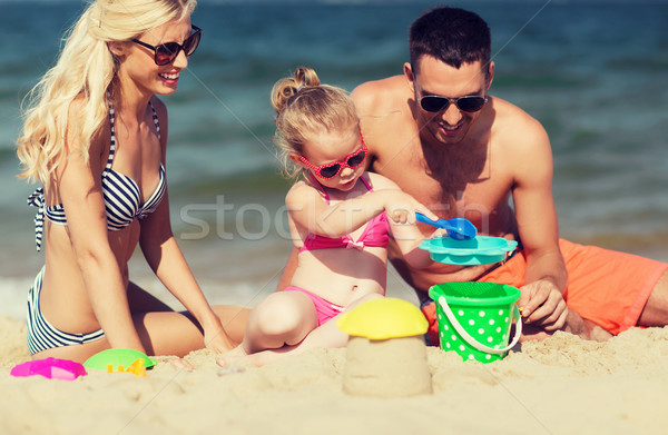 Stockfoto: Gelukkig · gezin · spelen · zand · speelgoed · strand · familie