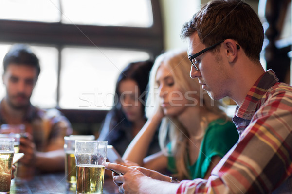 Freunde Smartphones trinken Bier Veröffentlichung Menschen Stock foto © dolgachov