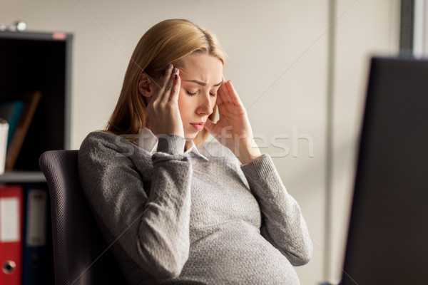 Gravidă femeie de afaceri senzatie bolnav munca de birou sarcină Imagine de stoc © dolgachov
