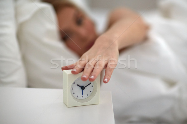 ストックフォト: 女性 · 目覚まし時計 · ベッド · ホーム · 寝