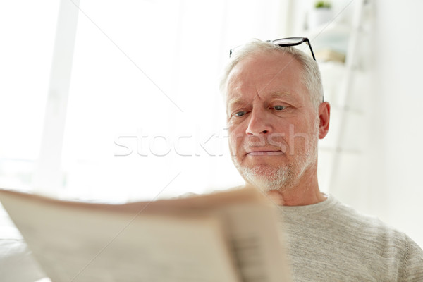 Starszy człowiek czytania gazety domu Zdjęcia stock © dolgachov