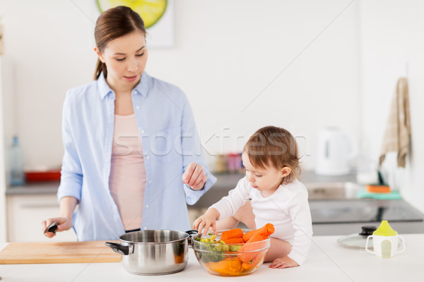Stock fotó: Boldog · anya · baba · főzés · étel · otthon