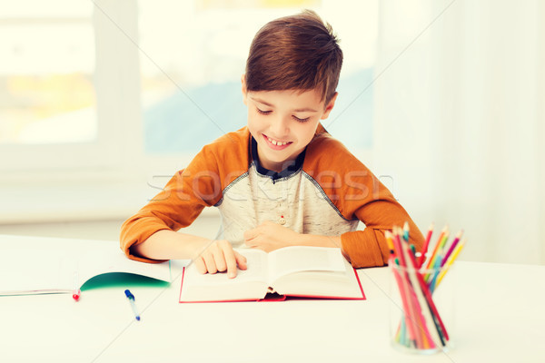Zdjęcia stock: Uśmiechnięty · student · chłopca · czytania · książki · domu