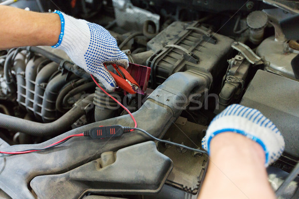 Foto stock: Mecânico · de · automóveis · homem · bateria · carro · serviço · reparar