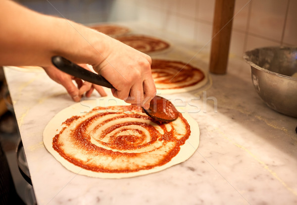 Koch Tomatensauce Pizza Pizzeria Essen Stock foto © dolgachov