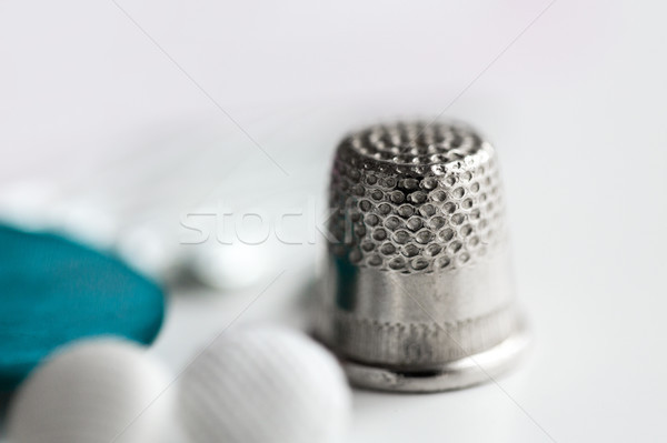 關閉 頂針 縫紉 針線活 背景 商業照片 © dolgachov