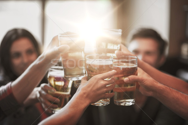 Stock foto: Glücklich · Freunde · trinken · Bier · bar · Veröffentlichung