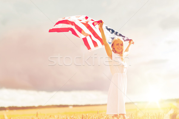 Boldog nő amerikai zászló gabonapehely mező vidék Stock fotó © dolgachov