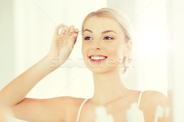 Mulher sobrancelha banheiro beleza pessoas sorridente Foto stock © dolgachov