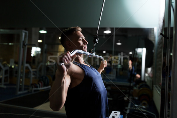Hombre músculos cable máquina gimnasio deporte Foto stock © dolgachov