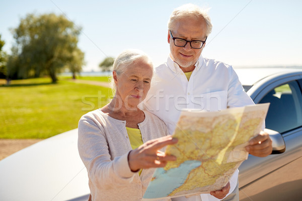 Couple de personnes âgées voiture regarder emplacement carte route Photo stock © dolgachov