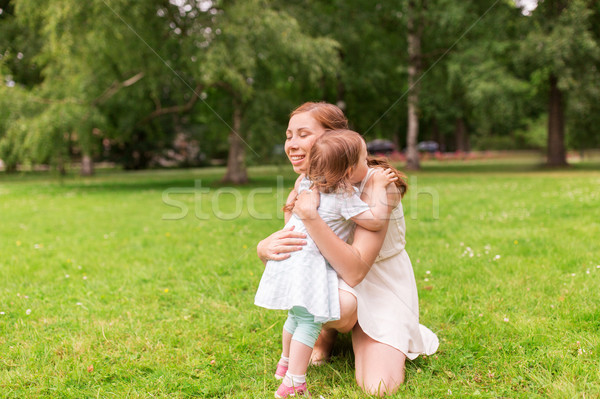 Szczęśliwy matka lata parku Zdjęcia stock © dolgachov