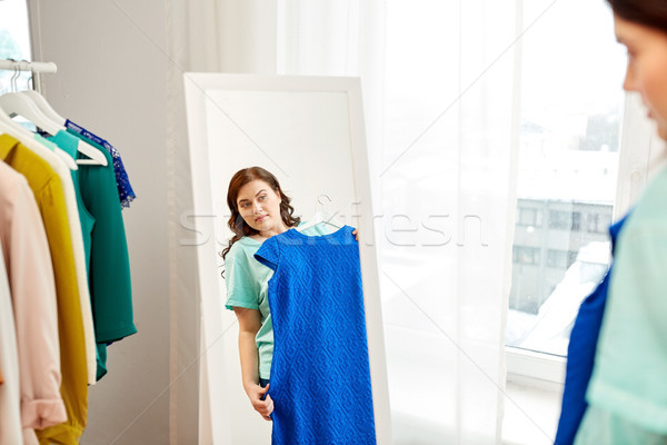 Töprengő plus size nő kék ruha tükör Stock fotó © dolgachov