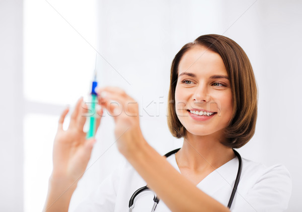 Kobiet lekarza strzykawki wstrzykiwań opieki zdrowotnej Zdjęcia stock © dolgachov
