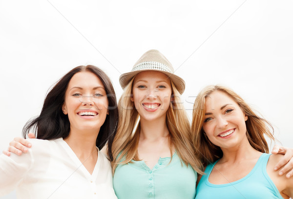 Foto stock: Grupo · sorridente · meninas · praia · verão · férias