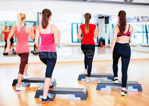 Grupy uśmiechnięty ludzi aerobik fitness sportu Zdjęcia stock © dolgachov
