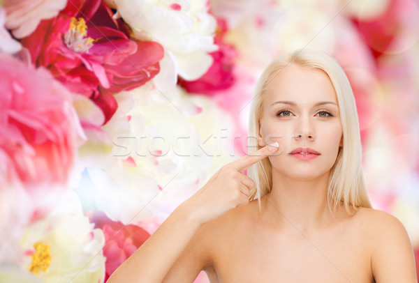 Jonge vrouw wijzend wang gezondheid schoonheid Stockfoto © dolgachov