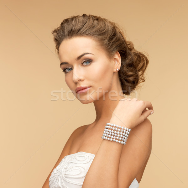 Mujer perla pendientes pulsera hermosa novia Foto stock © dolgachov