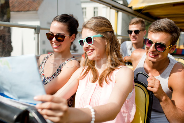 Grupo sonriendo amigos gira autobús Foto stock © dolgachov