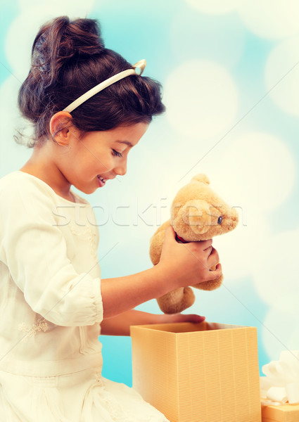 Сток-фото: счастливым · ребенка · девушки · шкатулке · мишка · праздников