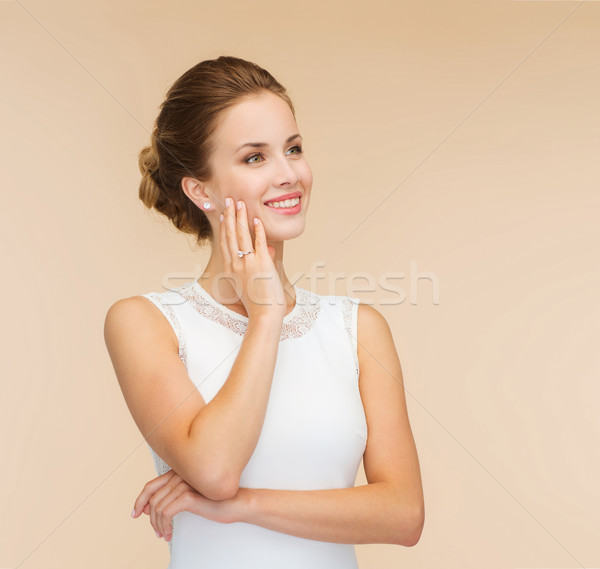 Femme souriante robe blanche bague en diamant célébration mariage bonheur Photo stock © dolgachov