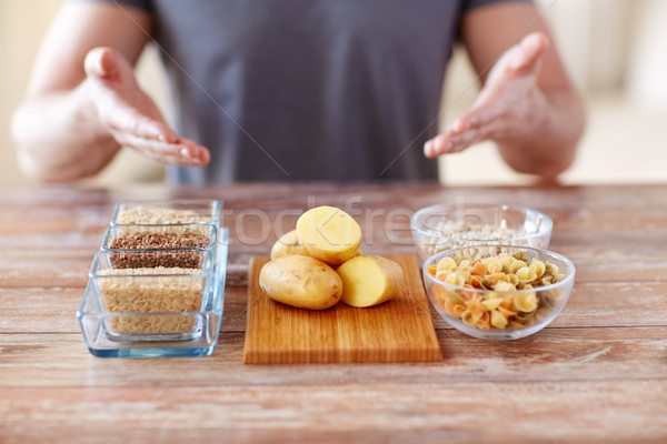 Mężczyzna ręce węglowodan żywności zdrowe odżywianie Zdjęcia stock © dolgachov