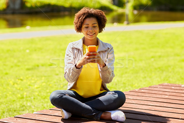 Stockfoto: Gelukkig · afrikaanse · jonge · vrouw · messaging · smartphone · technologie