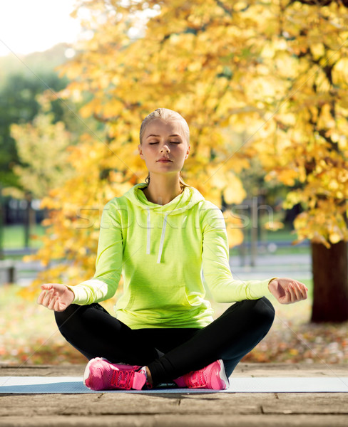 Stockfoto: Vrouw · yoga · buitenshuis · sport · lifestyle · stad