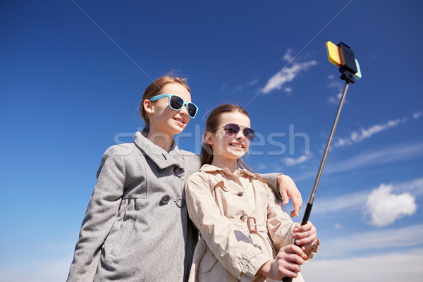 Stockfoto: Gelukkig · meisjes · smartphone · stick · mensen · kinderen