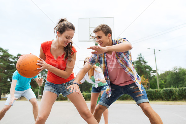 Groep gelukkig tieners spelen basketbal zomervakantie Stockfoto © dolgachov