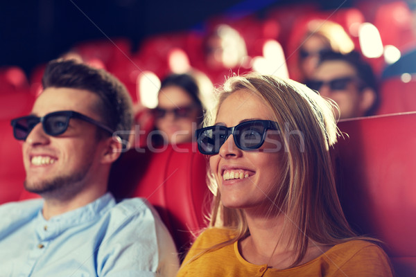 Fericit prietenii vizionarea film 3D teatru Imagine de stoc © dolgachov