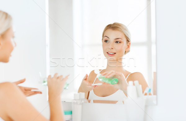 Lotiune spălat faţă baie frumuseţe Imagine de stoc © dolgachov