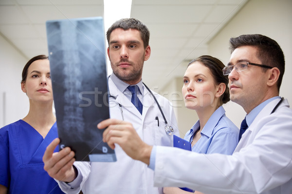 Foto stock: Grupo · médicos · olhando · raio · x · esquadrinhar · imagem