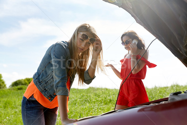 Kadın açmak kırık araba yol yolculuk Stok fotoğraf © dolgachov