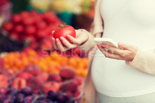 Femeie gravida smartphone stradă piaţă vânzare cumpărături Imagine de stoc © dolgachov