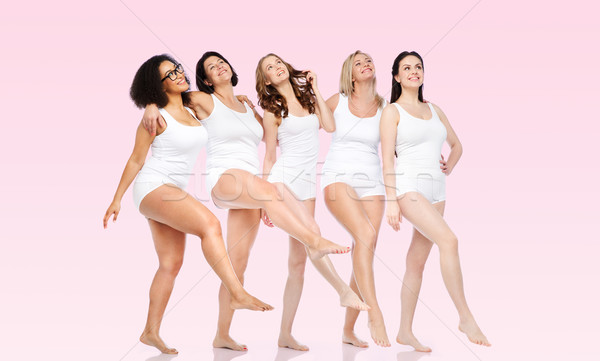 Grup fericit diferit femei alb lenjerie de corp Imagine de stoc © dolgachov