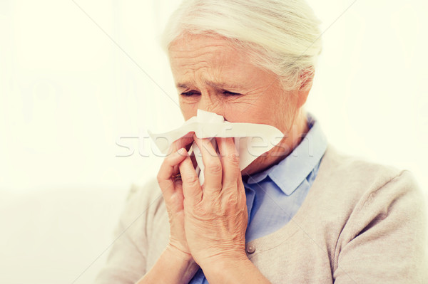 Malati senior donna soffia il naso carta tovagliolo Foto d'archivio © dolgachov