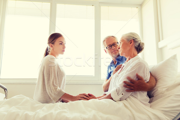 Familia enfermo altos mujer hospital medicina Foto stock © dolgachov