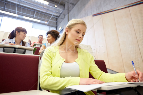 Studenten Mädchen schriftlich Notebook Vortrag Halle Stock foto © dolgachov