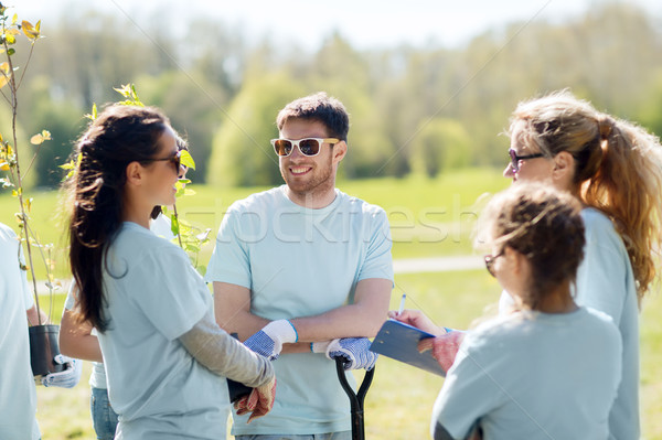 Foto stock: Grupo · voluntarios · árboles · parque · voluntariado