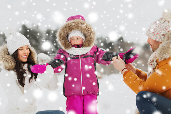 Szczęśliwą rodzinę dziecko zimą ubrania odkryty rodzicielstwo Zdjęcia stock © dolgachov