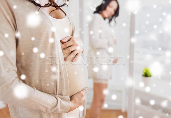 Donna incinta guardando specchio gravidanza maternità Foto d'archivio © dolgachov